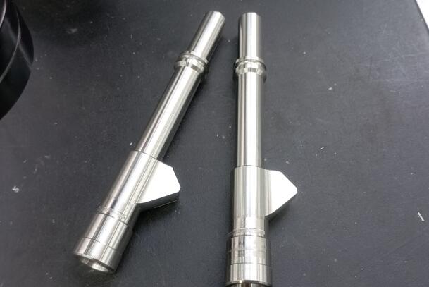 對豬好點(diǎn)，磨粒流用于注射器架交叉孔去毛刺！
