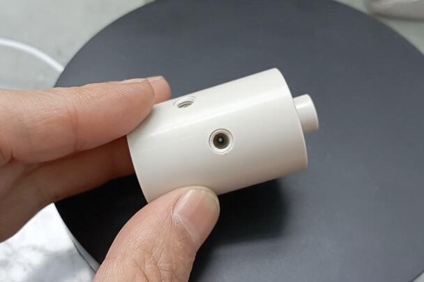 PEEK交叉孔去毛刺，斯曼克磨粒流解決方案！