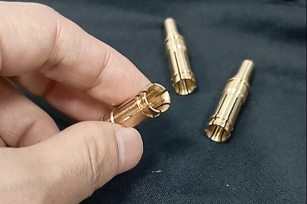 新能源汽車充電樁銅插孔細(xì)縫去毛刺，磨粒流拋光設(shè)備能做嗎？